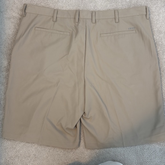 NWOT Men’s IZOD 44 waist khaki golf shorts. - Picture 2 of 5